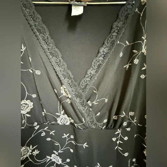 JKLA II Plus Sleeveless Black Floral Top - Picture 5 of 6